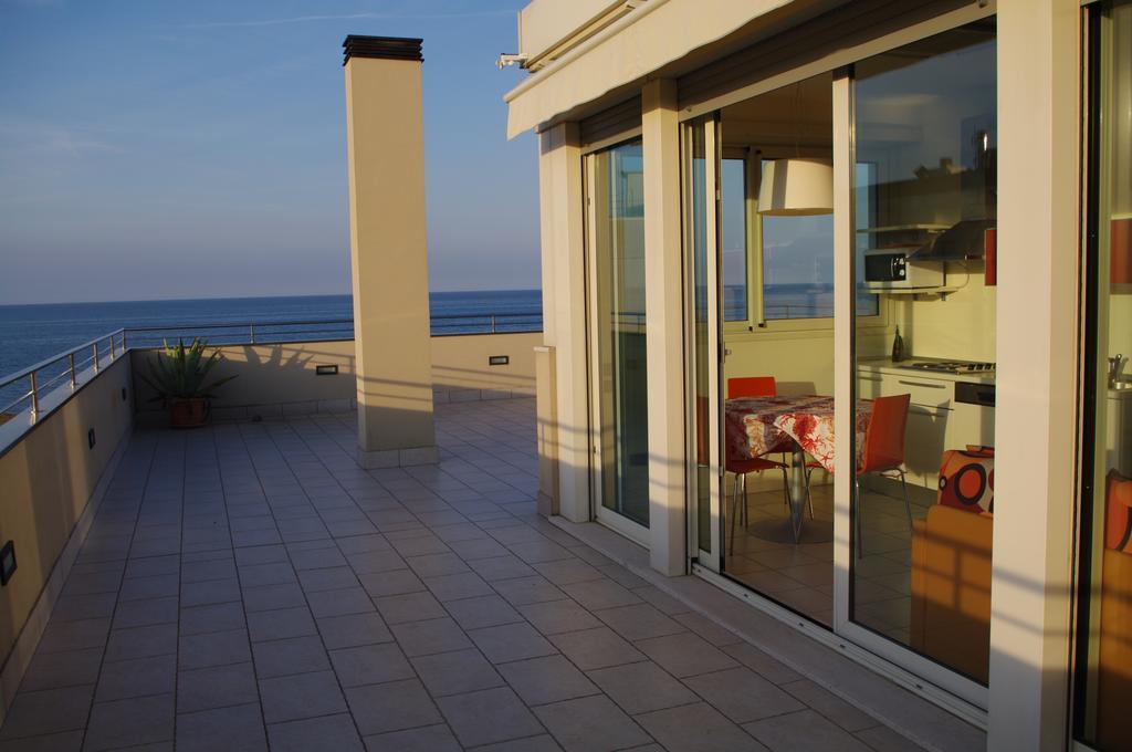 Hotel Avana Fronte Mare 리치오네 외부 사진