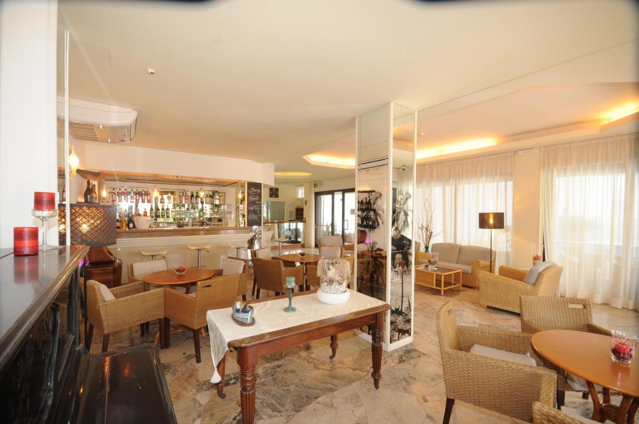 Hotel Avana Fronte Mare 리치오네 외부 사진
